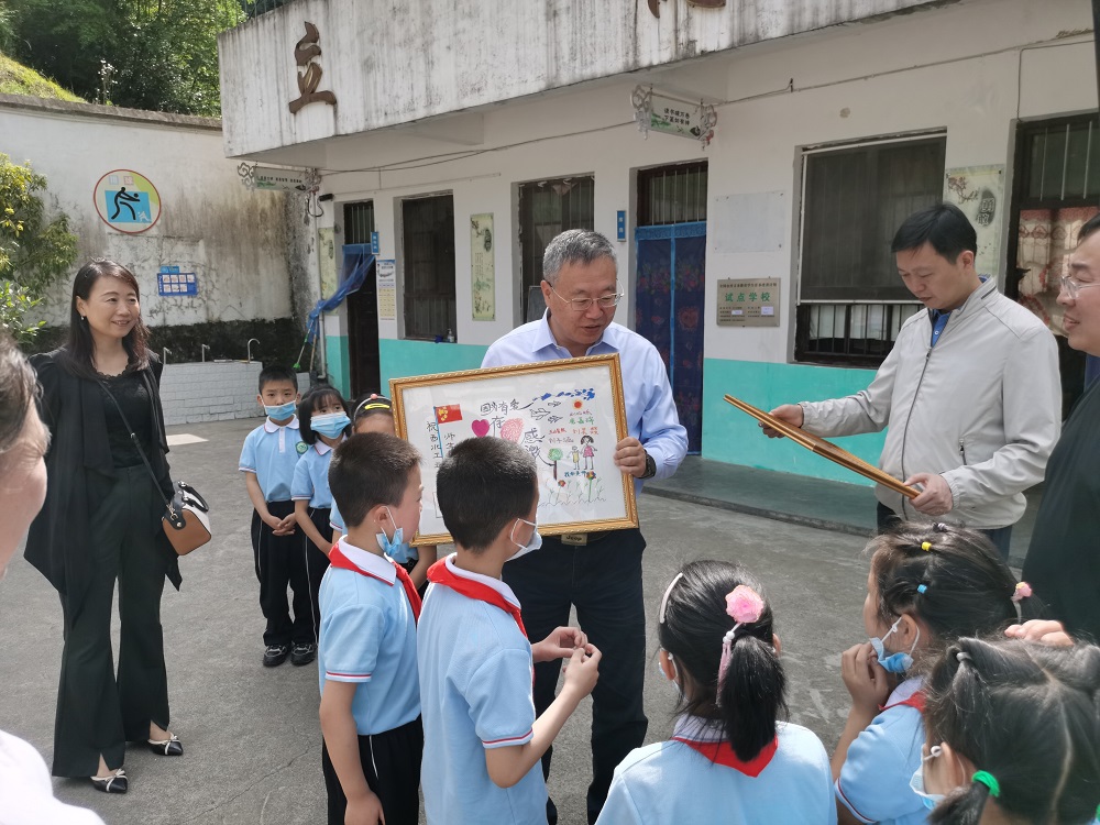 西工大党委副书记万小朋赴率队到宝山村小学开展支教活动.jpg