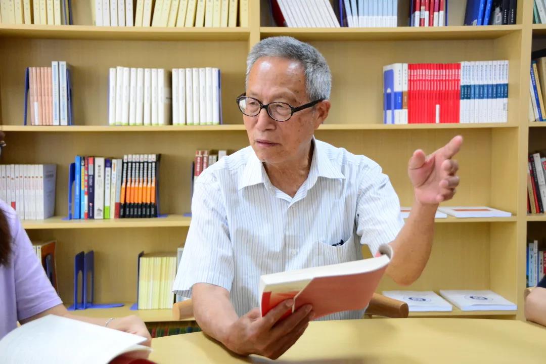 郑保卫院长在解读《马克思主义新闻观十二讲》相关内容.jpg