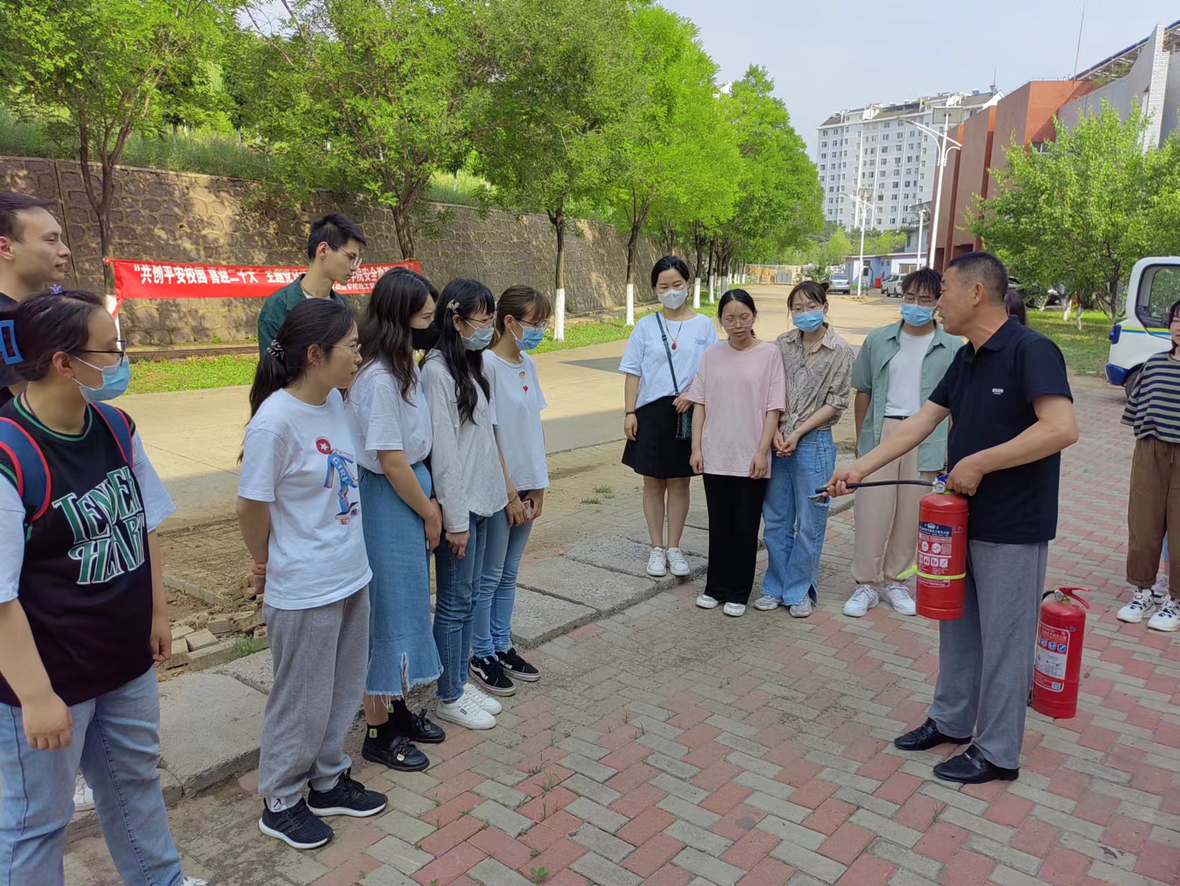 安全工作处任守和老师指导使用灭火器.jpg