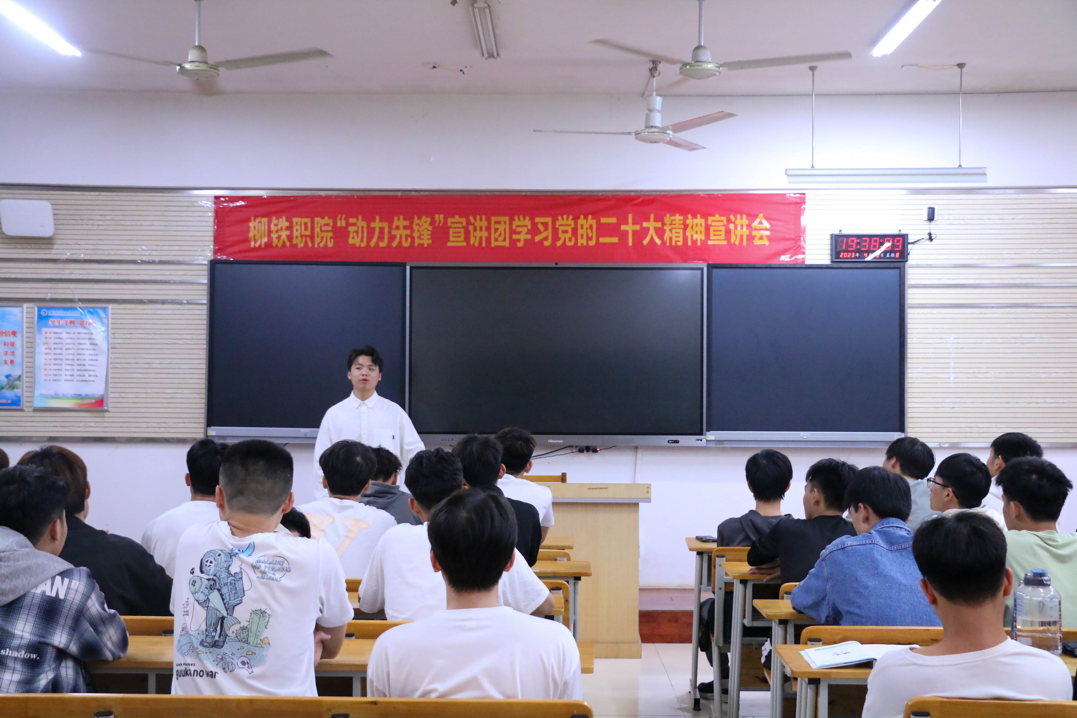 学生党员余家祈进行《以梦为马，不负韶华》宣讲.jpg