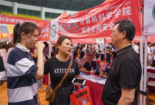 校长李冬生现场解答考生家长问题.jpg