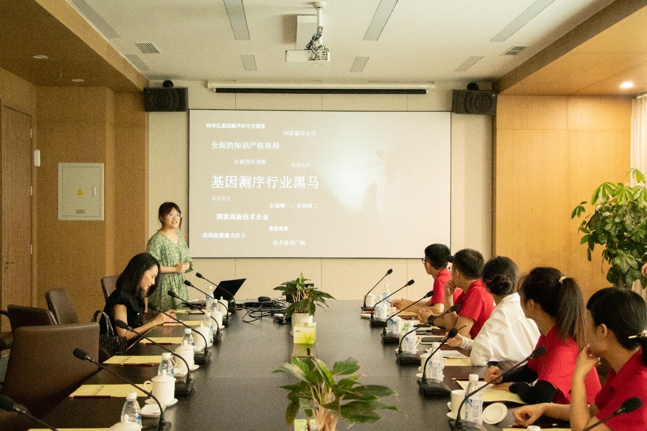 图为实践队与齐碳科技开展交流座谈会。.jpg