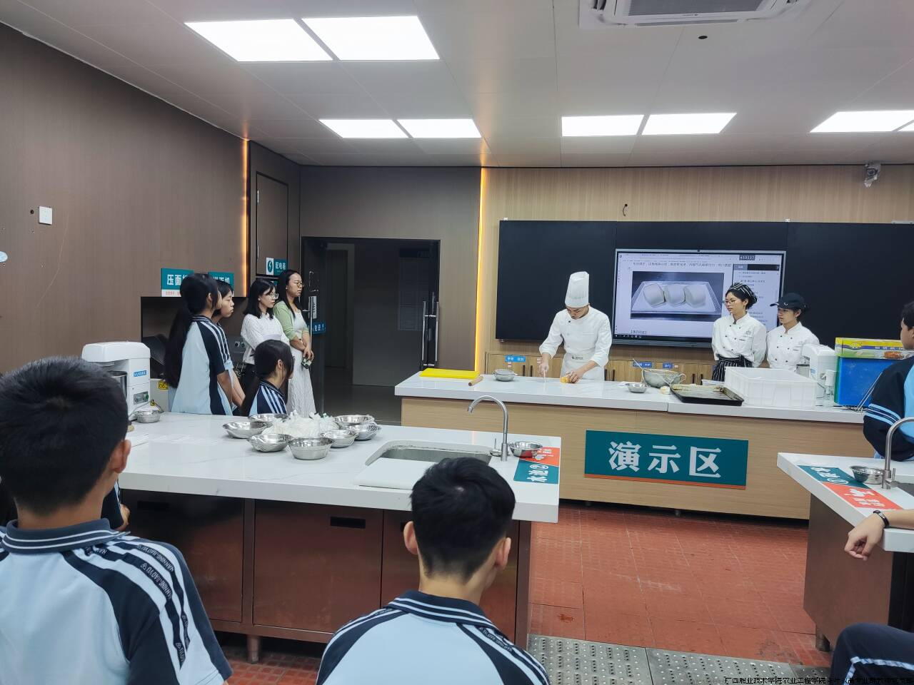 图片10 学校面点大师制作演示.png