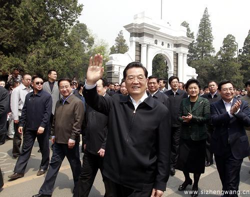 2011年4月20日，在清华大学迎来建校100周年之际，中共中央总书记、国家主席、中央军委主席胡锦涛来到清华大学考察。图为胡锦涛在清华大学最具标志性的老校门前向师生们挥手致意。