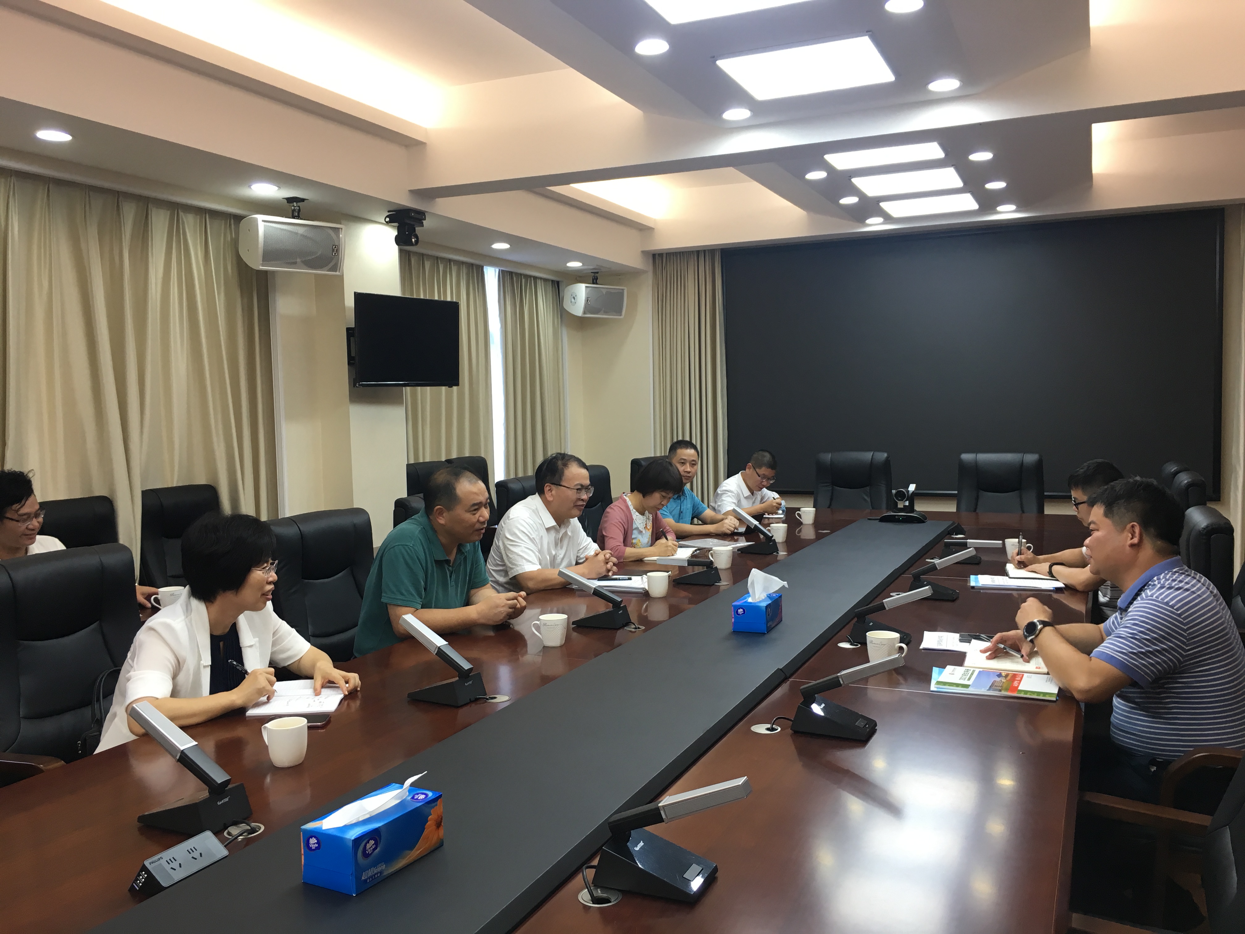 与信宜市委组织部举行调研座谈会。（来源：广东科贸职业学院）.JPG