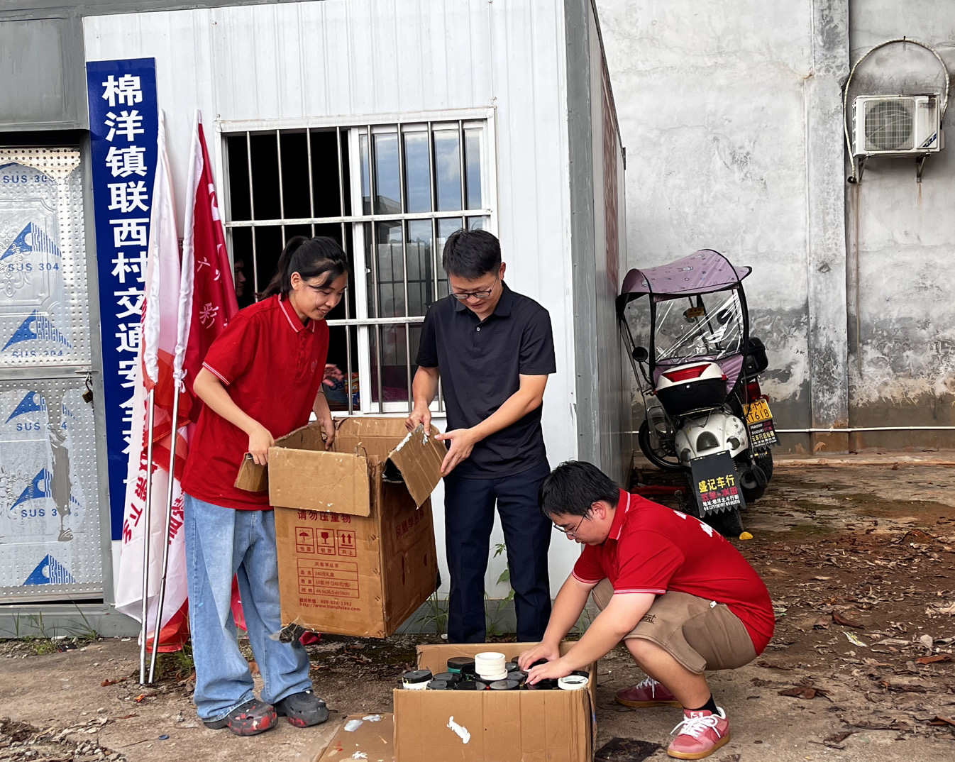 图为融媒体资助宣传实践队向棉洋镇政府捐赠物资现场。(余佳妮 供图)