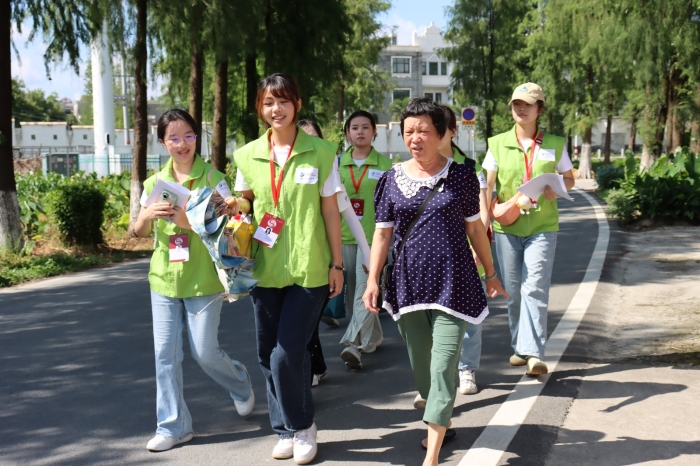 侨乡邑梦实践团与开平市赤坎镇深塘村村民沟通交流.JPG