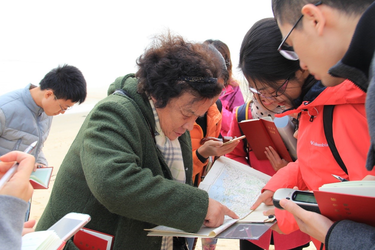 2015年11月21日，王颖院士率领海岸海洋科学系一行师生考察山东半岛砂砾海岸，实地讲授海滩地貌与沉积特征.jpg