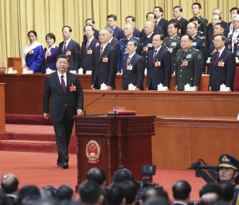 　　习近平走向主席台