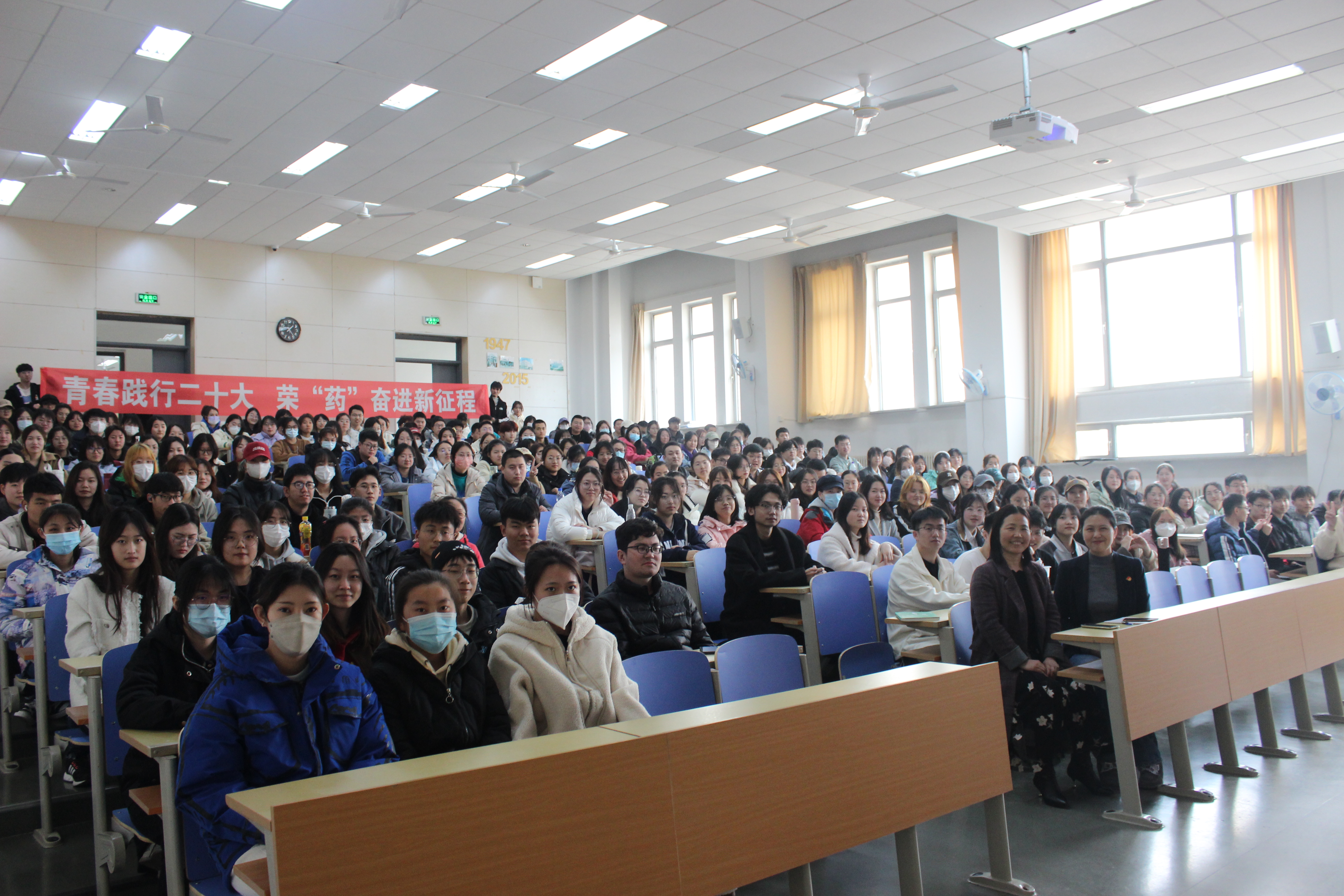 高东雁老师与同学们进行开学第一次主题班会大合影.jpg