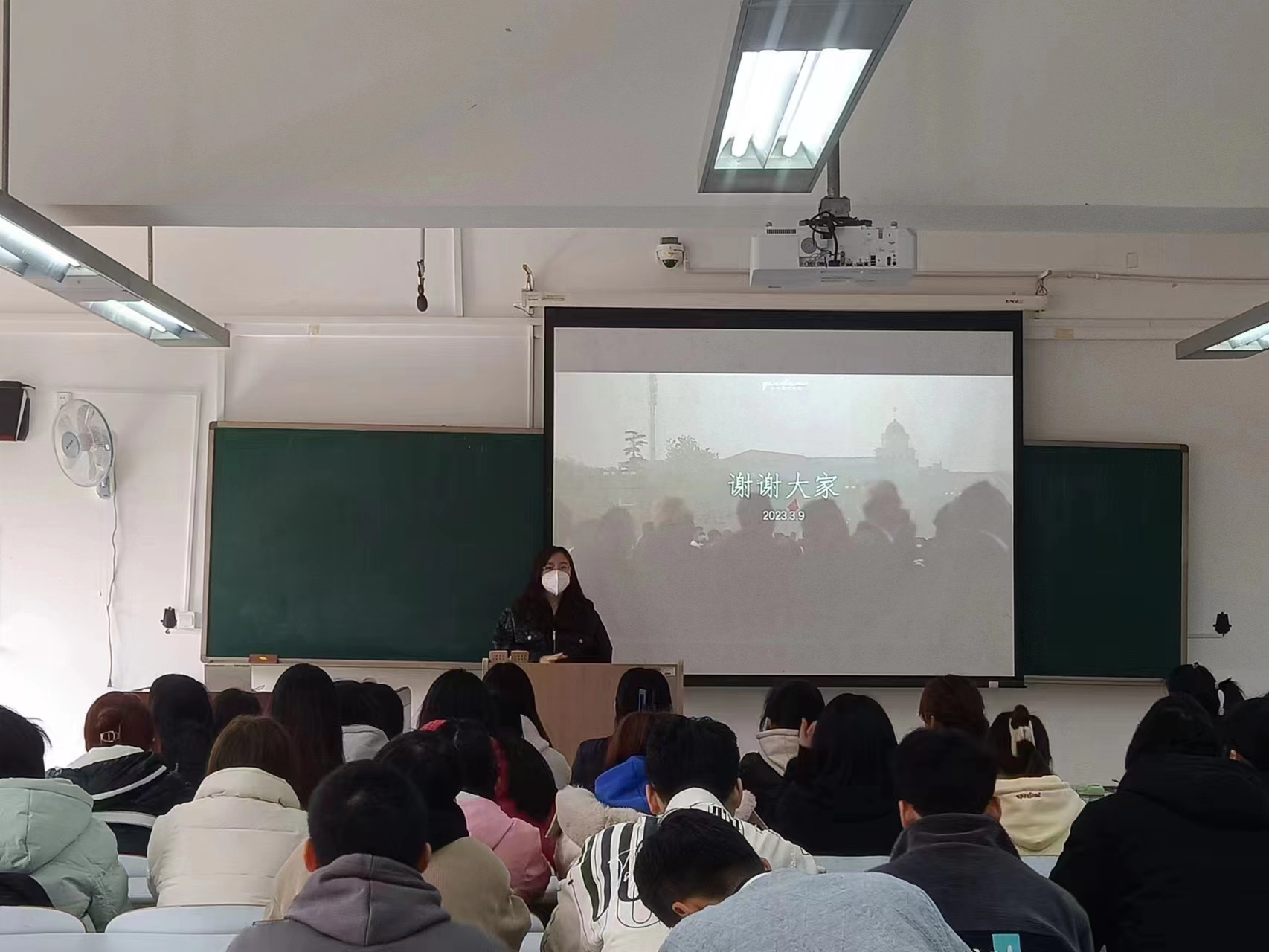 班导师亢小辉参加开学第一次主题班会.jpg