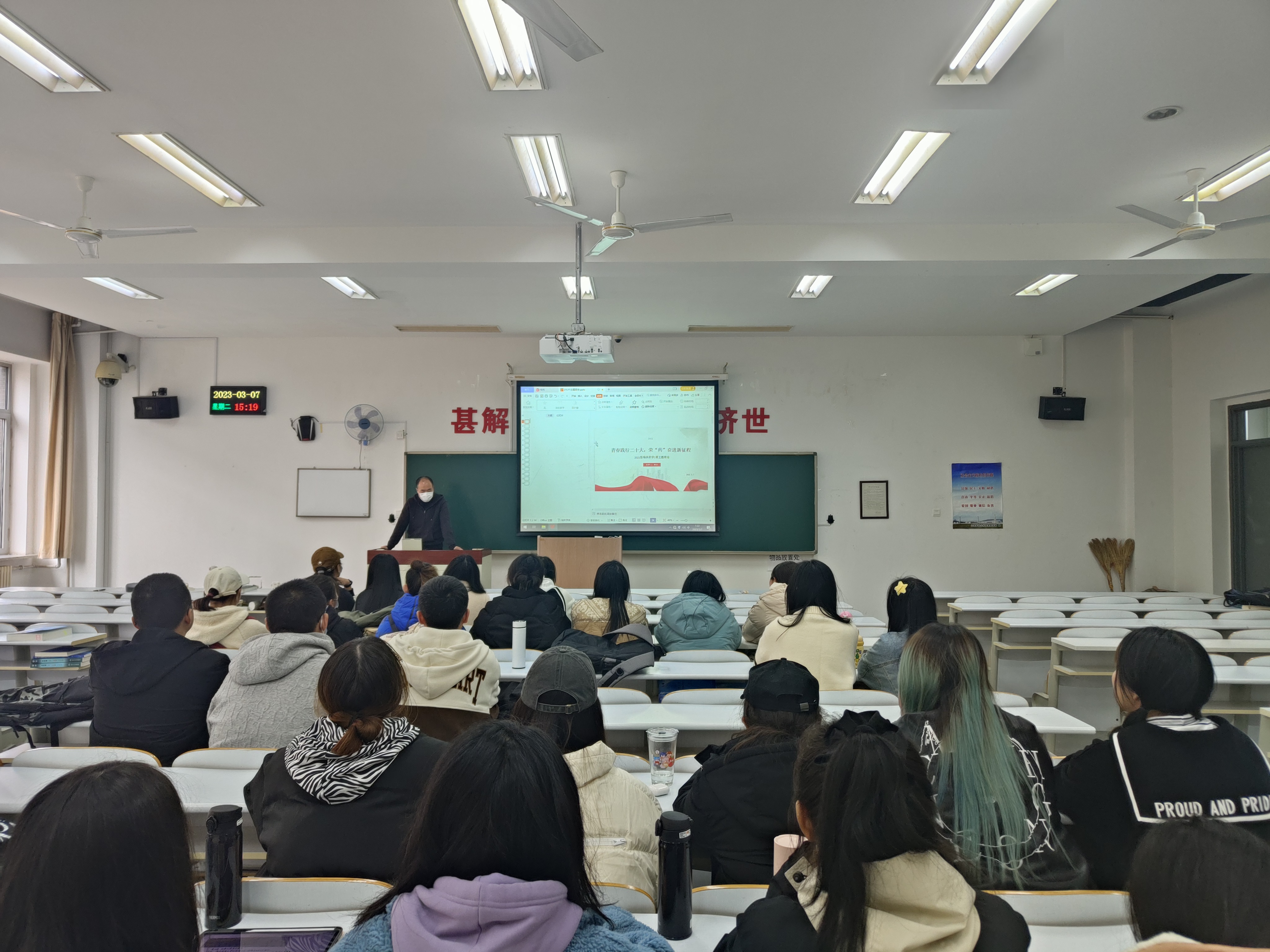 班导师陈立学参与主题班会.jpg