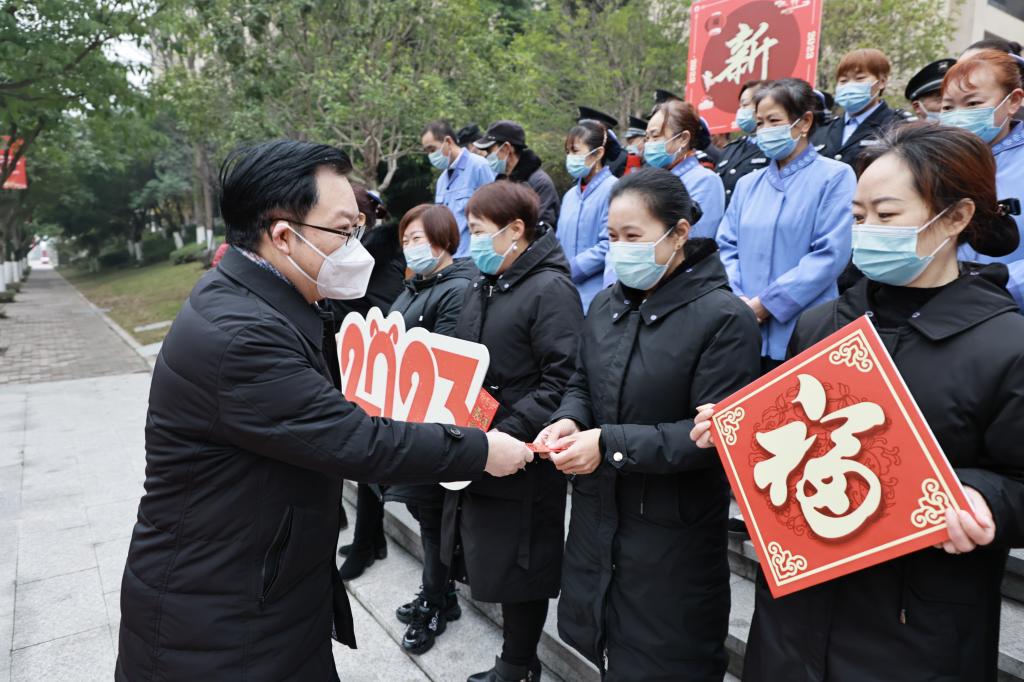 学校党委书记康骞为两江校区值守教职工送上新春慰问.jpg