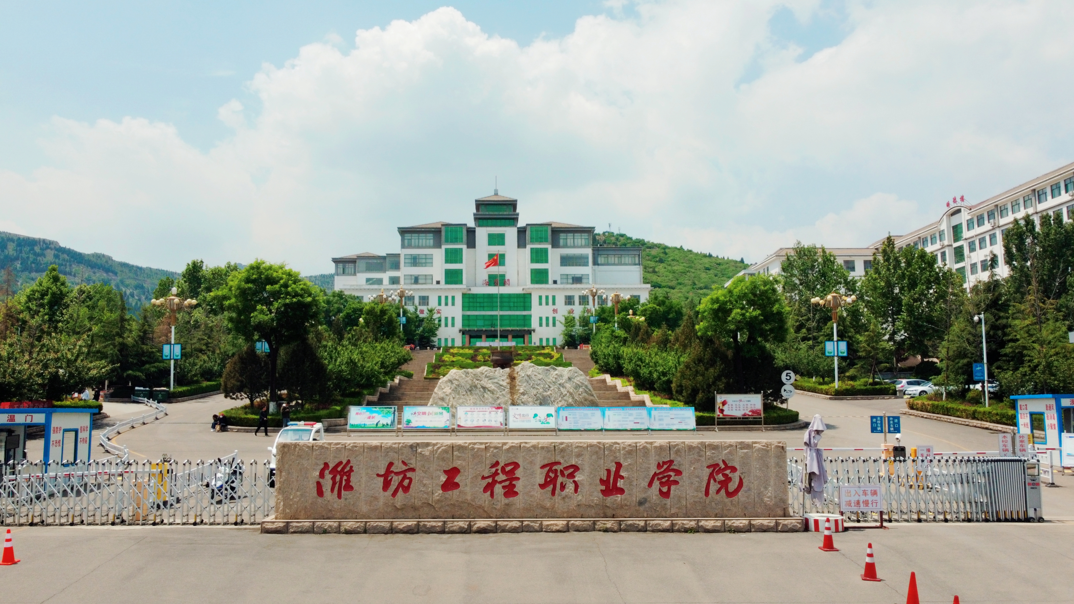 学院正门.jpg