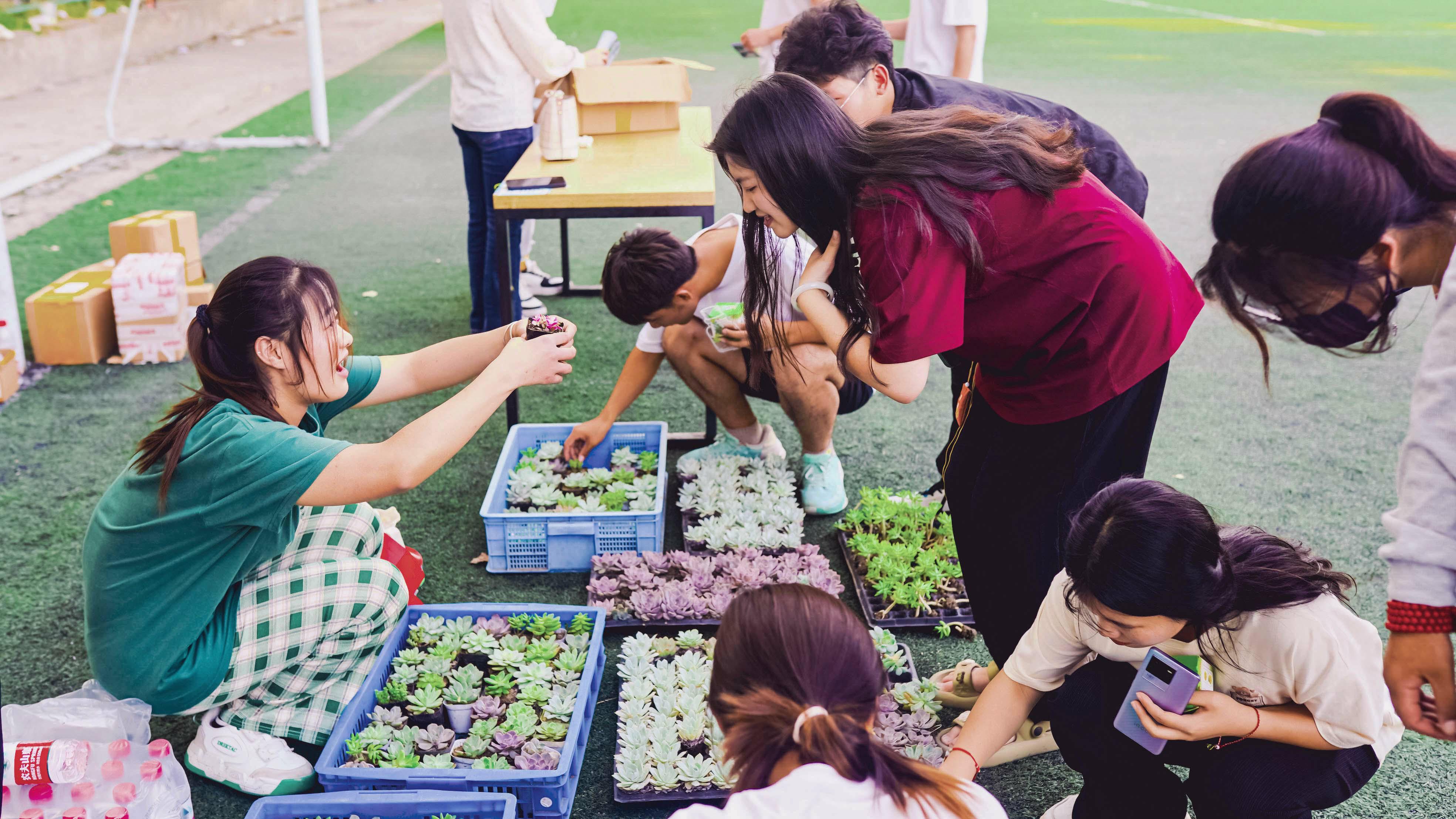 图8 集章学生在领奖处领取小奖品.jpg