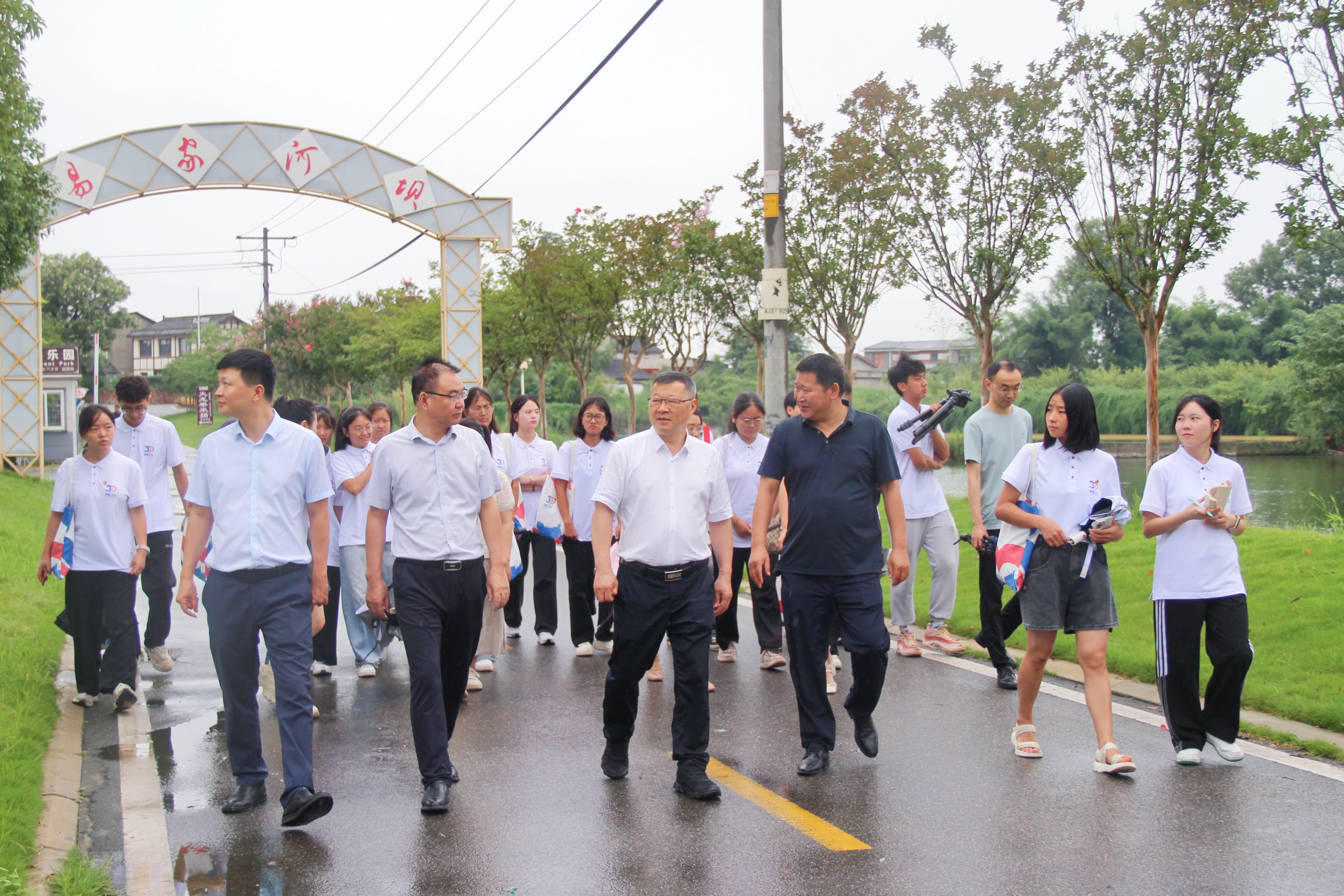 思政课走进乡村 校领导慰问“三下乡”师生