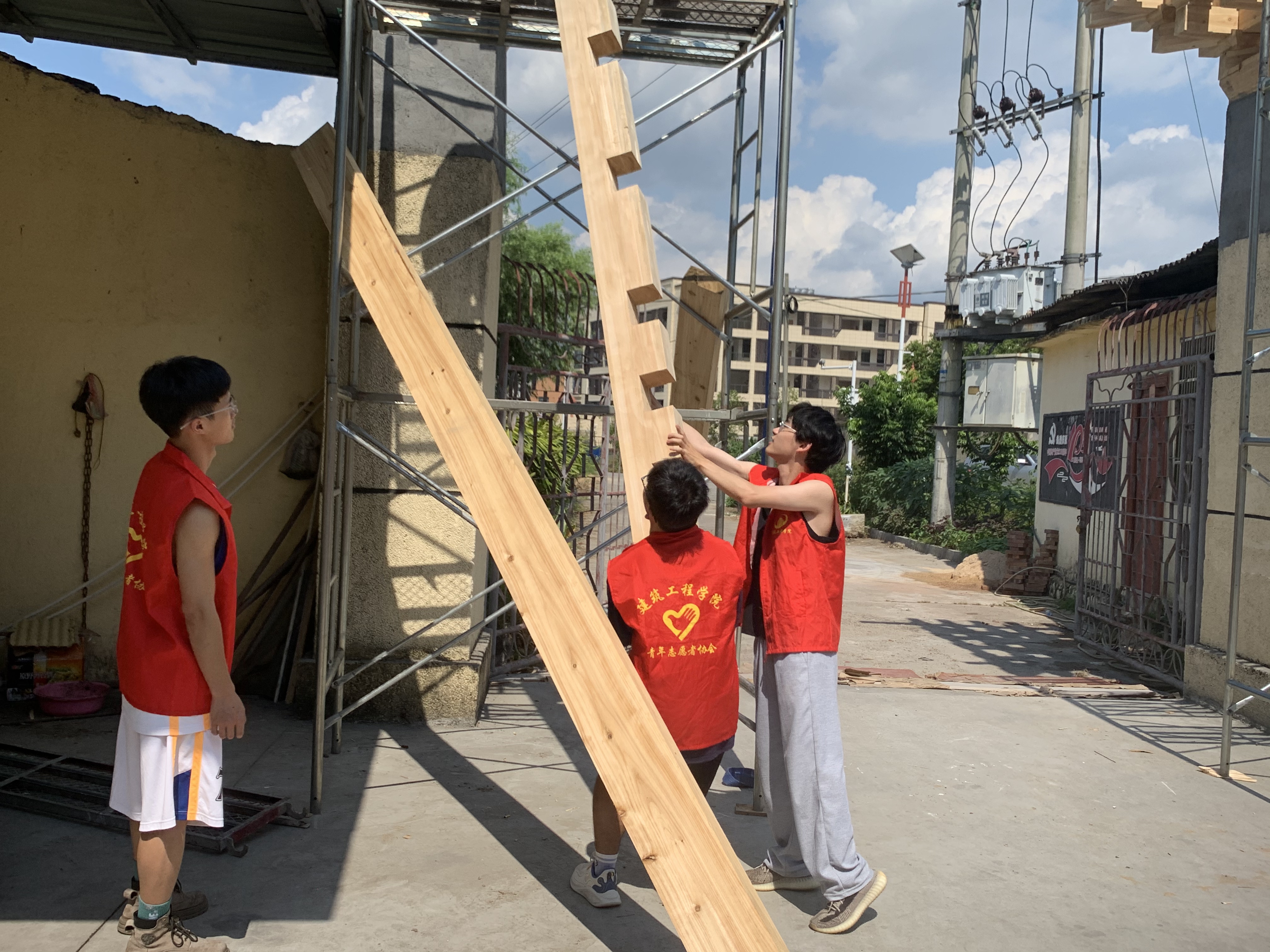 台籍学生赖昱轩一同搭建门楼景观.jpg